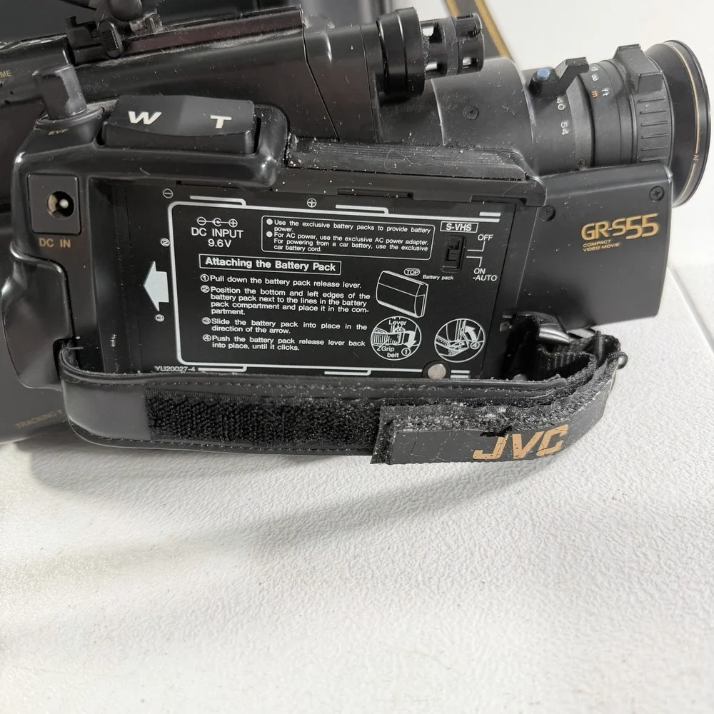 JVC‎ GR-S55U S-VHS  VHSC Camcorder Video Camera W/ Hard Case POWERS ON READ